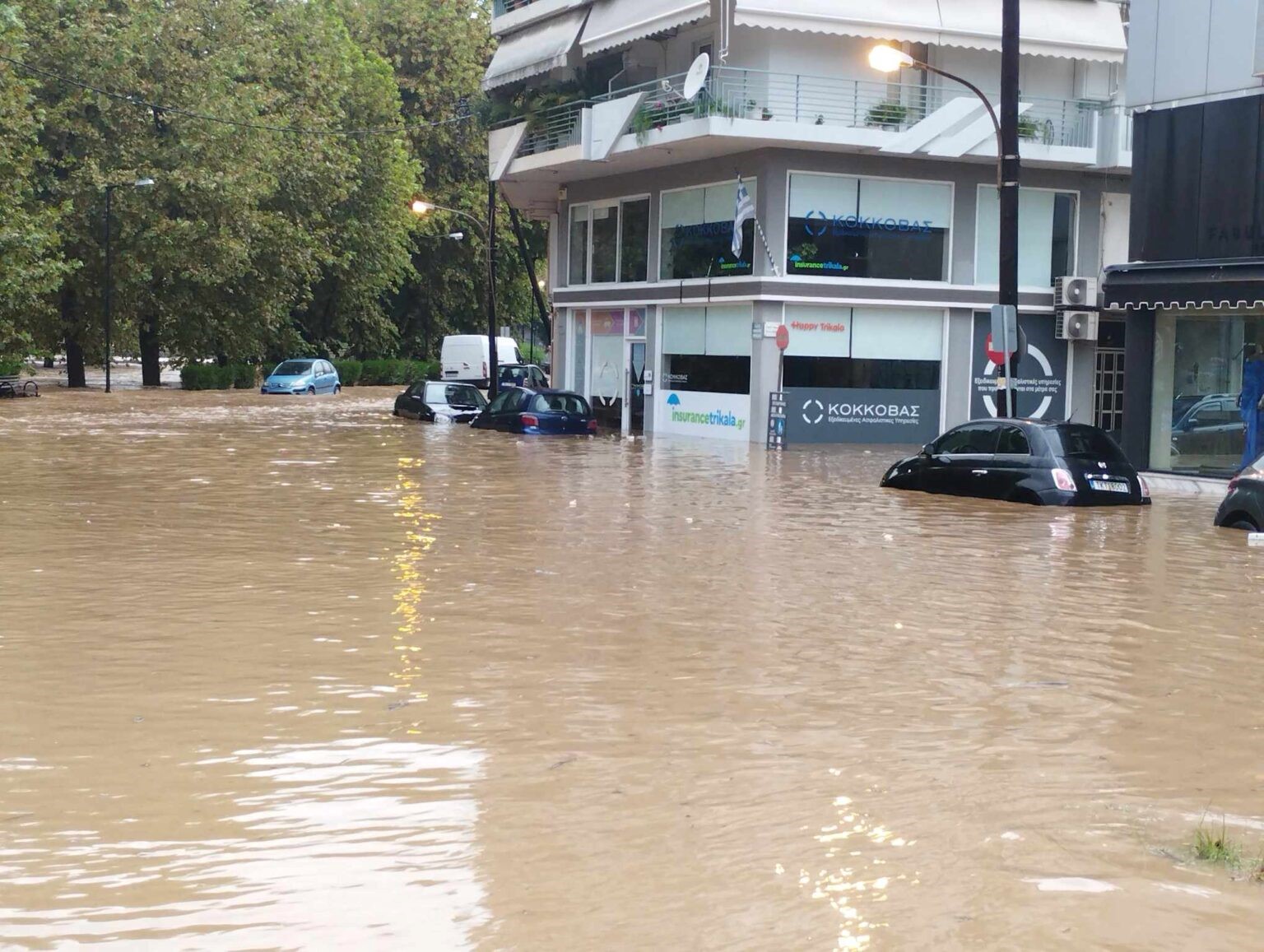 Θάφτηκαν αυτοκίνητα από τις πλημμύρες